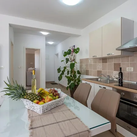 Apartment Schoene Nr,1 Funtana